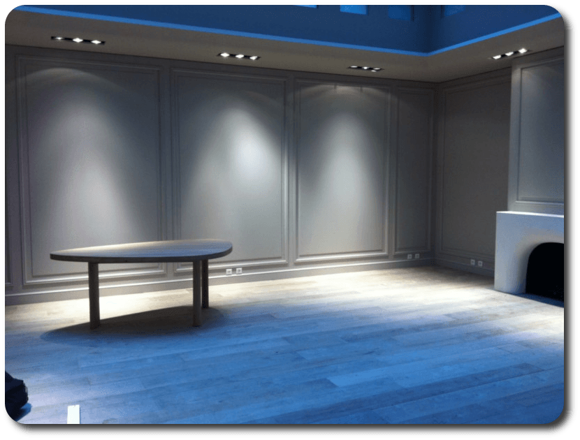 Aménagement intérieur haut de gamme avec moulures et éclairage encastré